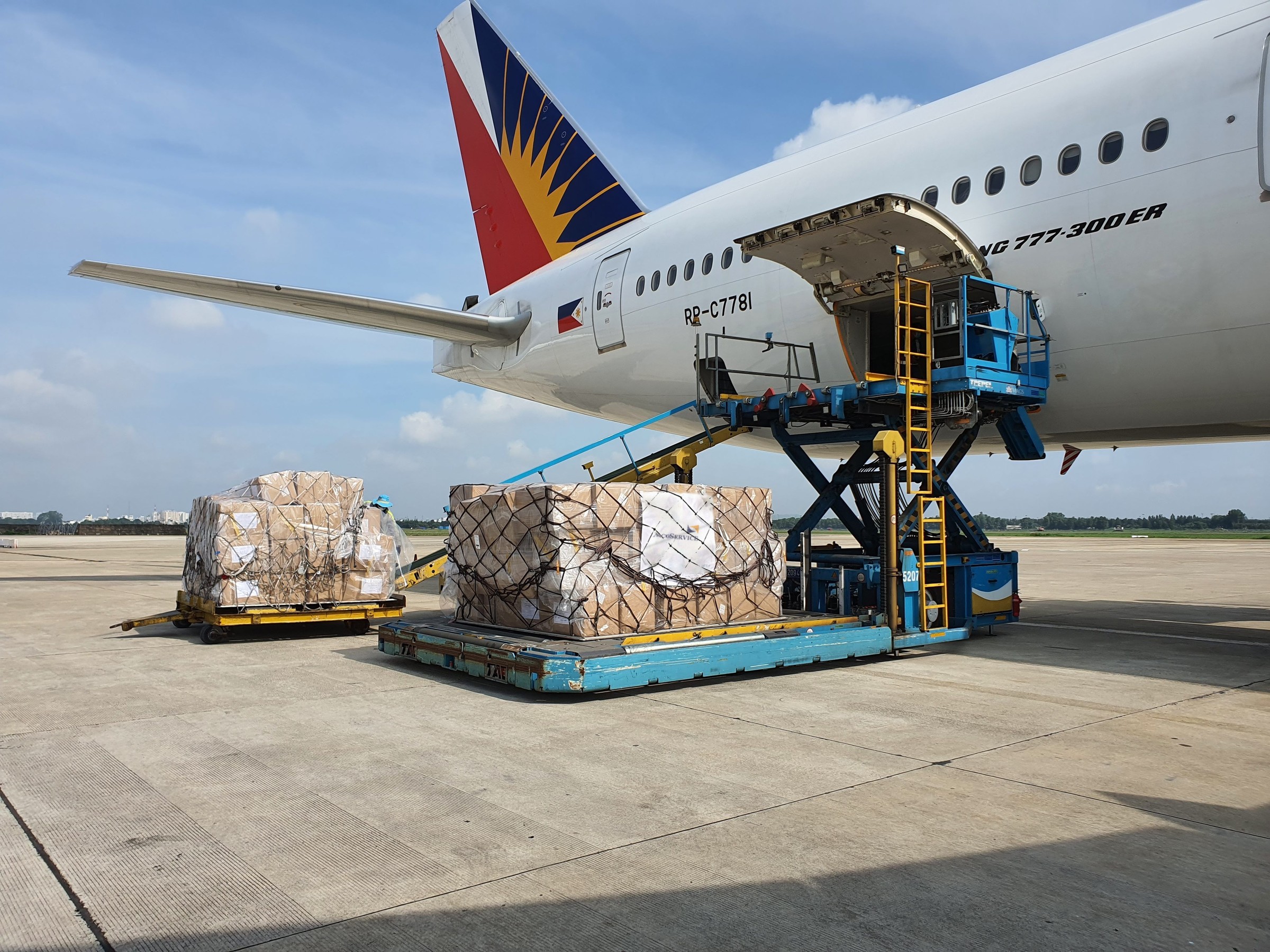 Carico pallet su aeromobile