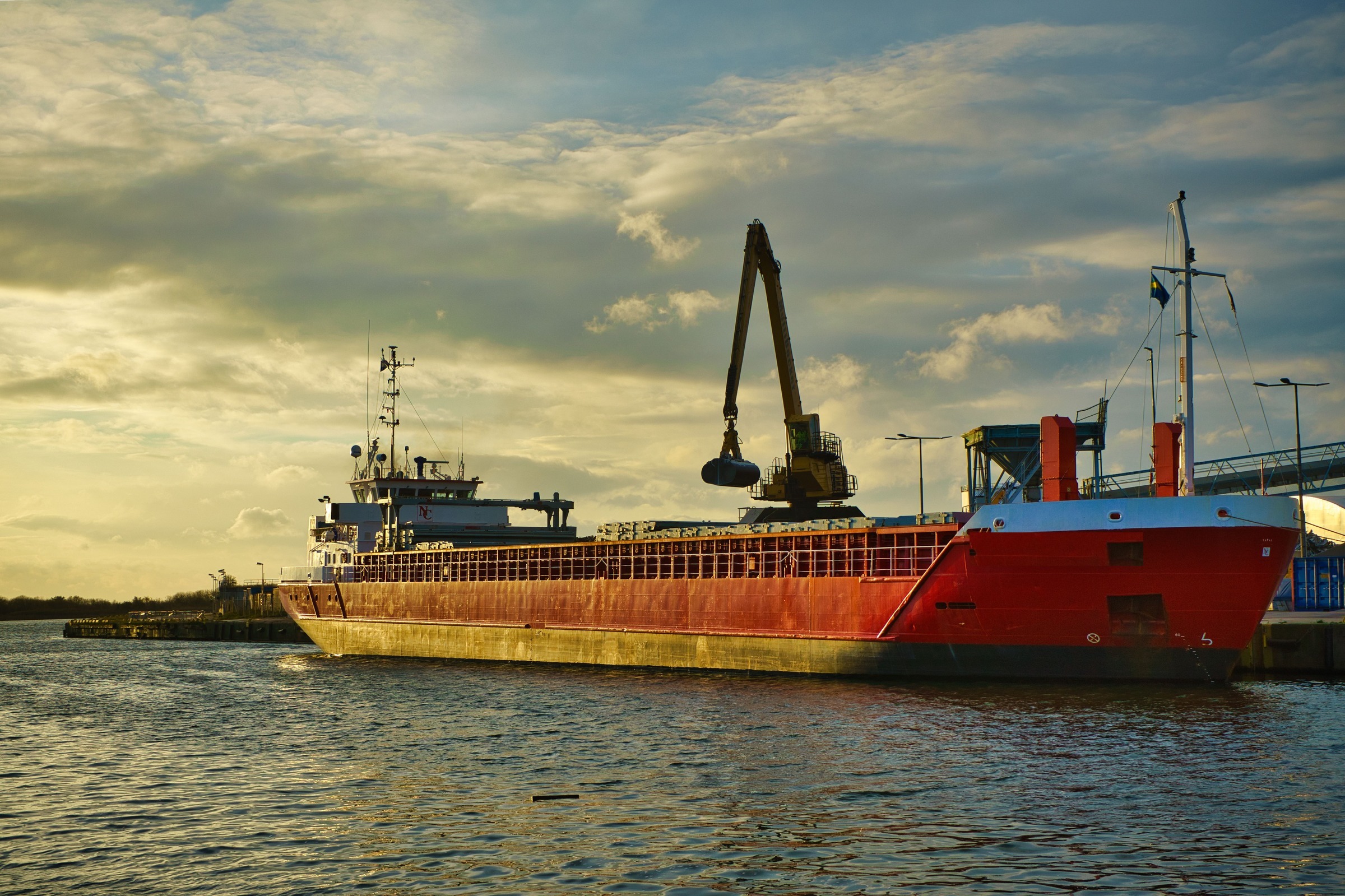 Caricazione con benna nave costiera